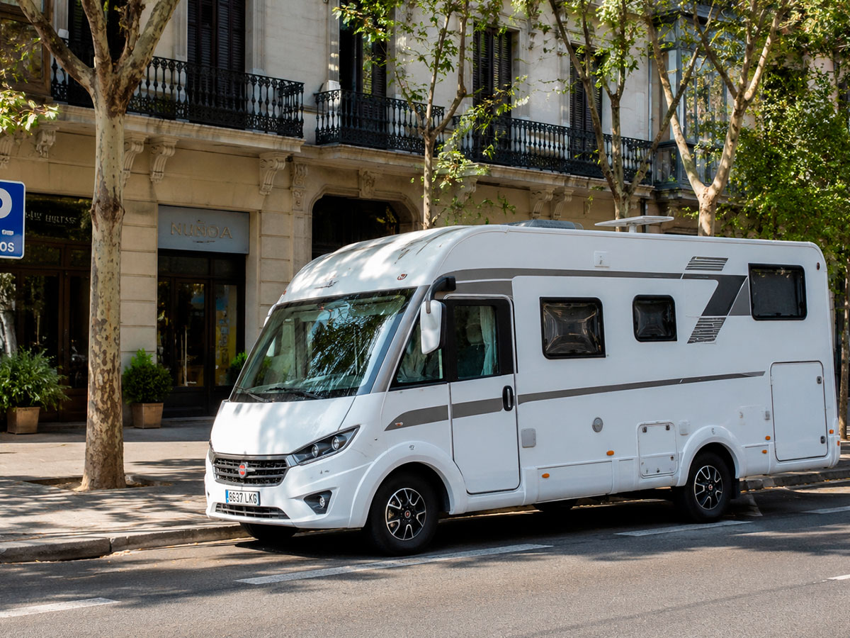 Autocaravana aparcada en una calle de ciudad