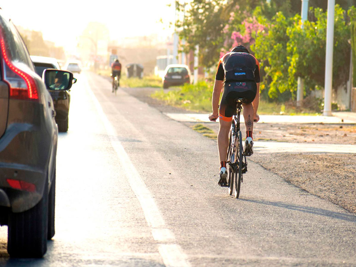 Ciclista adelantando coche