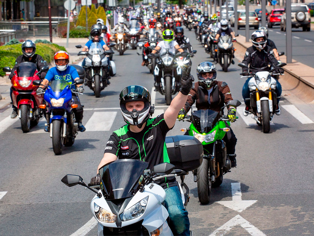 Grupo de moteros en una carretera