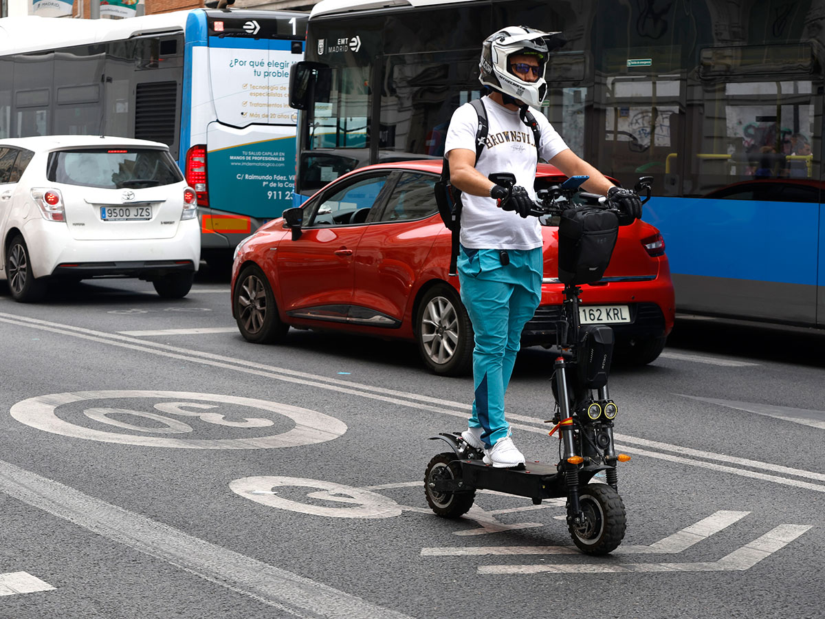 Hombre montando en patinete