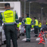 Nuevas normas de la DGT 2026: adelantamientos, motos, patinetes y hasta autocaravanas, todo lo que tienes que saber sobre la normativa de tráfico que entra en vigor el 1 de octubre Guardia Civil de Tráfico parando coches