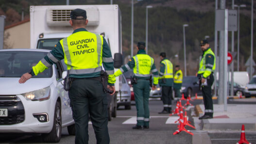 Guardia Civil de Tráfico parando coches