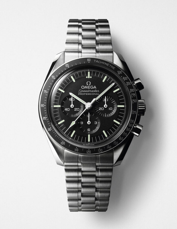 Reloj OMEGA Speedmaster Moonwatch Professional con esfera negra, escala taquimétrica en el bisel y brazalete de acero.