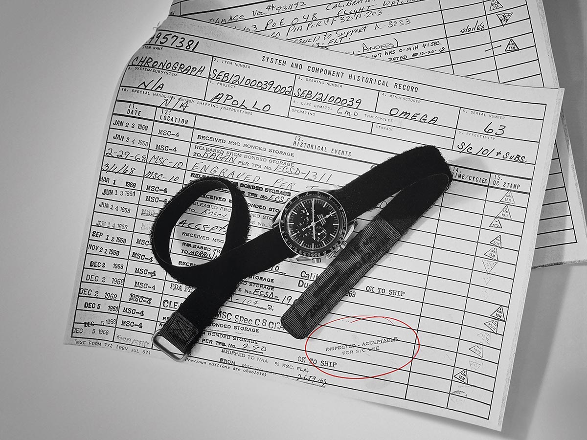 Cronógrafo OMEGA Speedmaster sobre las fichas históricas de la NASA que certificaban el reloj para las misiones espaciales.