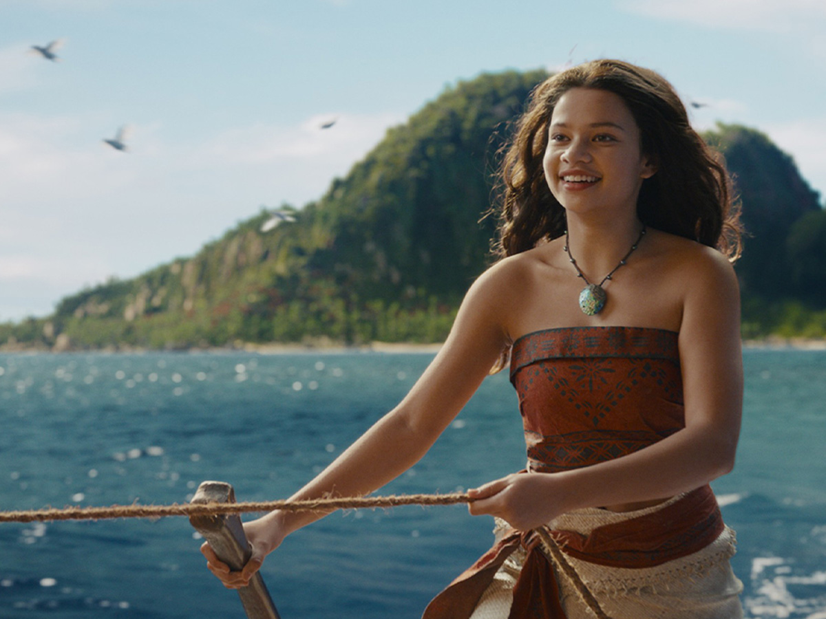 Escena de la pelicula Moana en la que sale Catherine Laga'aia en una playa