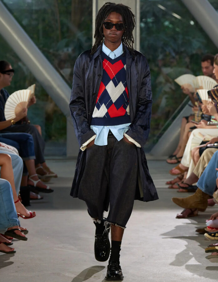 Desfile primavera 2027 Ami modelo con jersey de rombos y bermudas