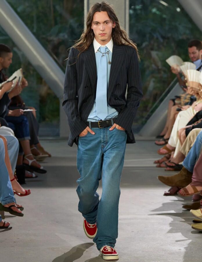 Desfile primavera 2027 Ami modelo con vaqueros