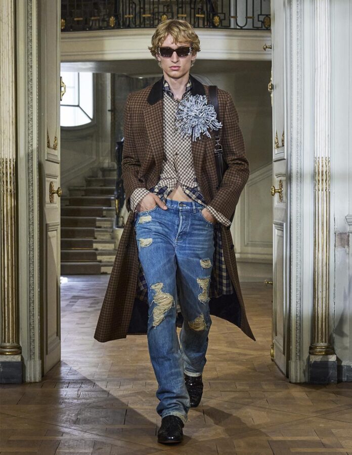 Desfile primavera 2027 Dior modelo con abrigo largo y vaqueros