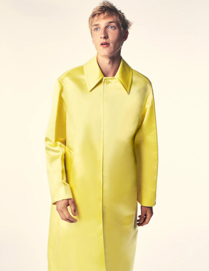 Lookbook primavera 2027 Givenchy modelo con abrigo amarillo