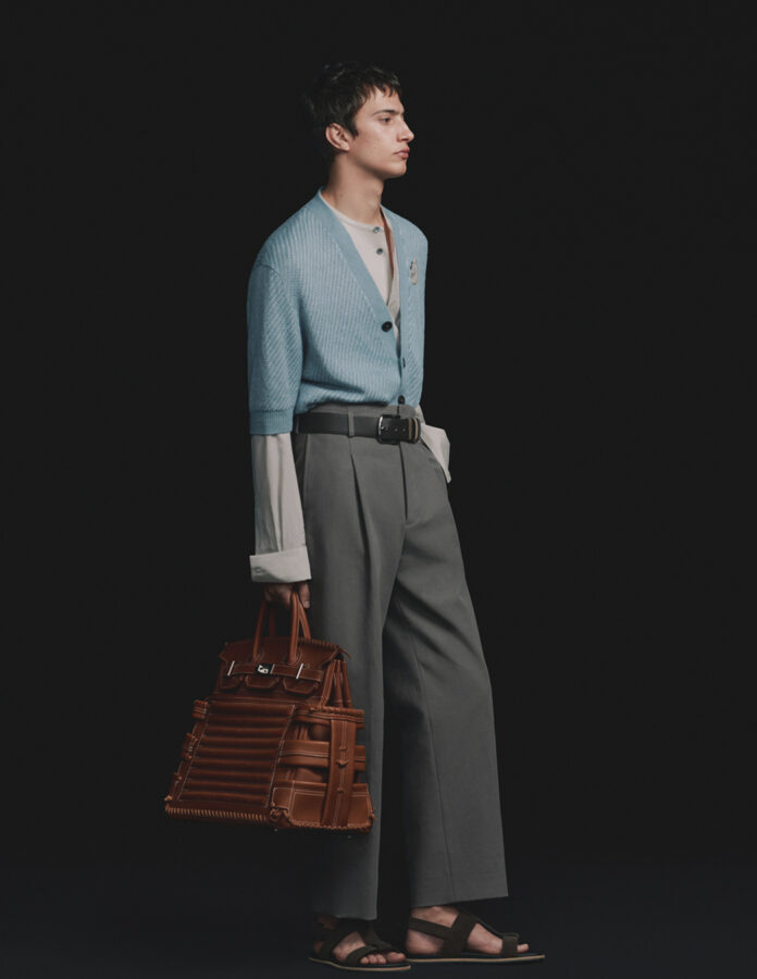 Desfile primavera 2027 Hermès, modelo con pantalones piratas