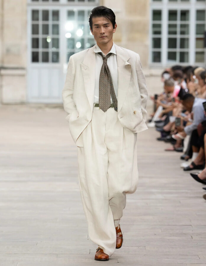 Desfile primavera 2027 Soshiotsuki modelo con traje blanco