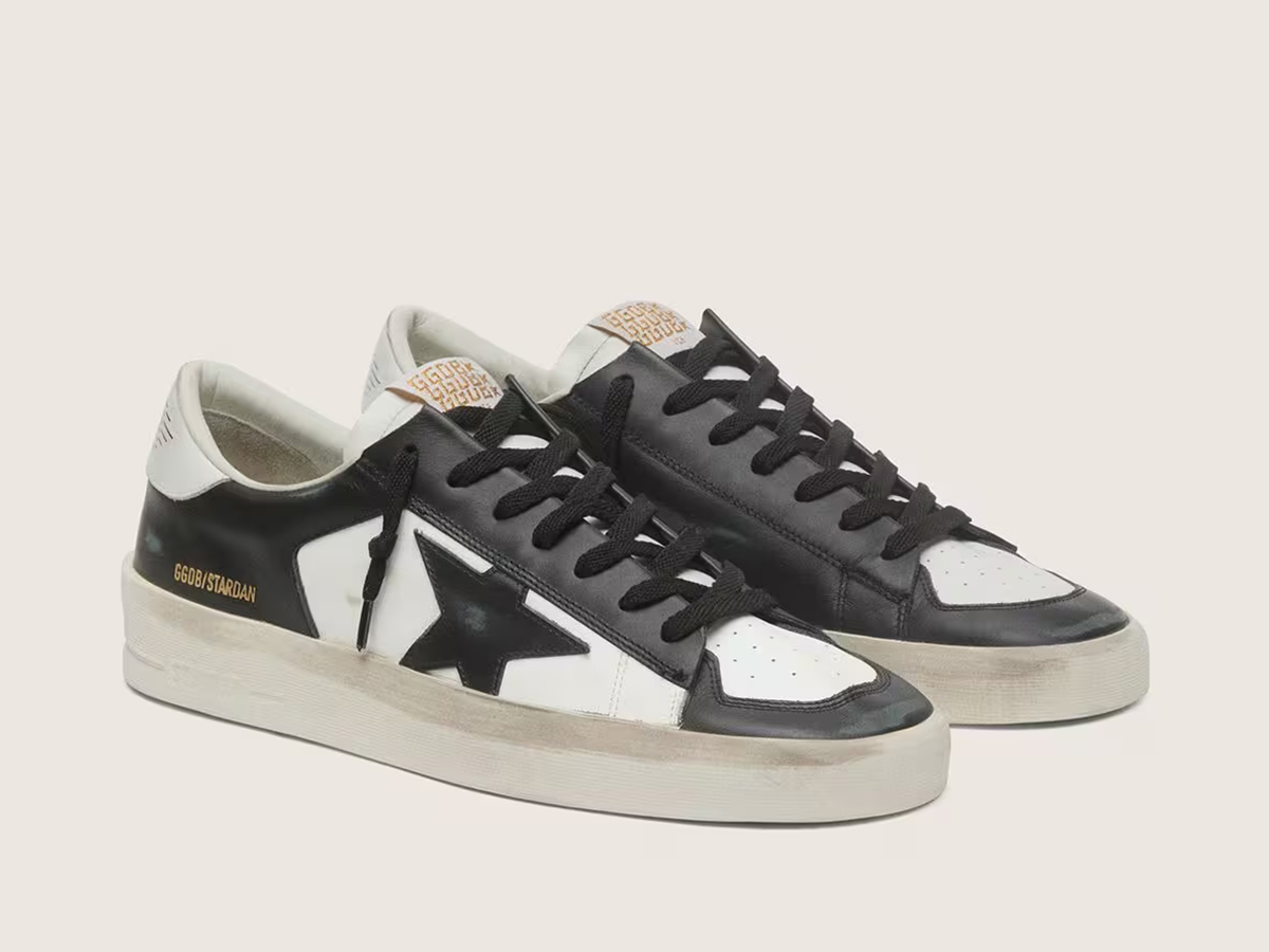 Zapatillas Golden Goose Stardan blancas con estrella lateral y efecto envejecido.