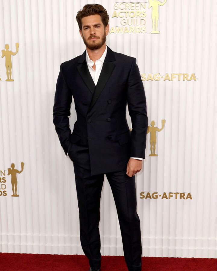 mejores outfits de Andrew Garfield Esmoquin cruzado de Valentino en los SAG Awards 2023