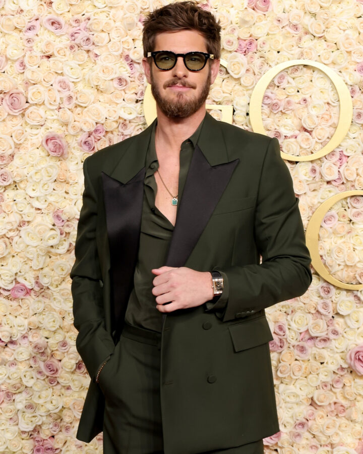 mejores outfits de Andrew Garfield Esmoquin verde botella de Gucci en los Globos de Oro 2025