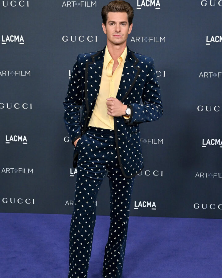 mejores outfits de Andrew Garfield Traje estampado de Gucci en la gala LACMA 2022