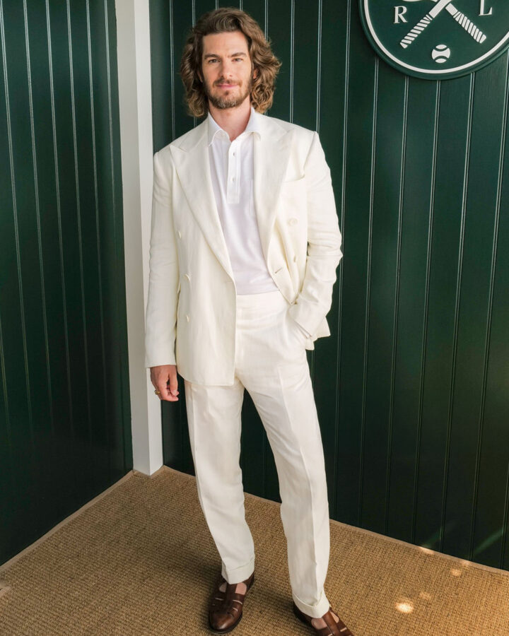 mejores outfits de Andrew Garfield Traje blanco de Ralph Lauren en Wimbledon 2026