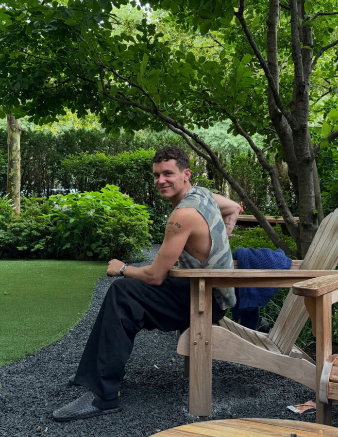 Aron Piper en un jardín con sus zapatilla Palazzo de Bottega Veneta.