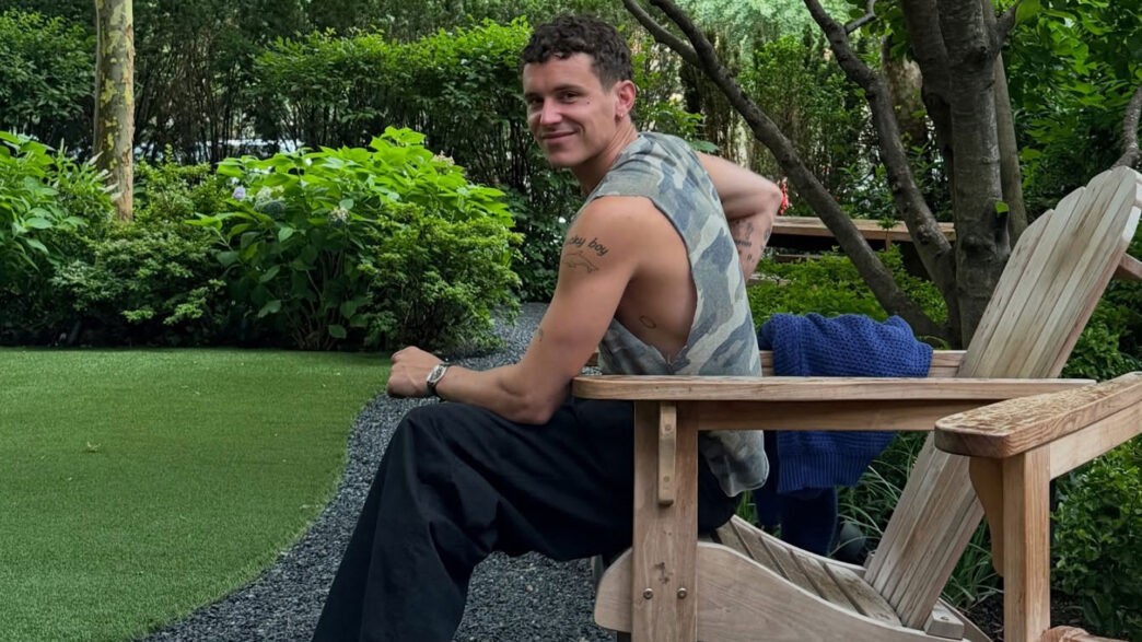 Aron Piper sentado con en jardín verano 2026