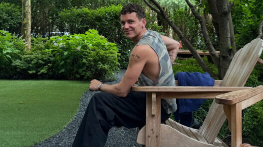Aron Piper sentado con en jardín verano 2026