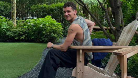 Aron Piper sentado con en jardín verano 2026