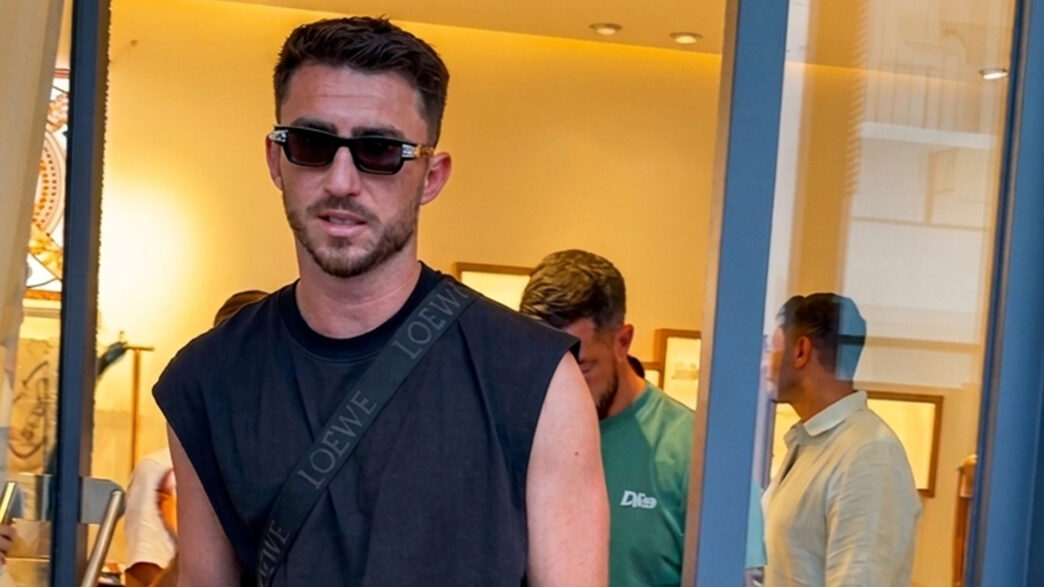 Aymeric Laporte saliendo de un comercio en Marbella agosto 2026