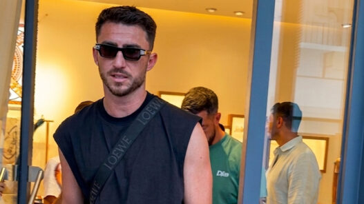 Aymeric Laporte saliendo de un comercio en Marbella agosto 2026