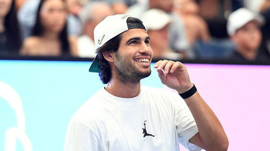 Carlos Alcaraz con gorra blanca partido tenis 24 de agosto de 2026
