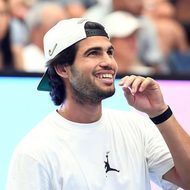 Carlos Alcaraz tiene la gorra perfecta para complementar cualquier look: básica, de estilo retro aunque imposible de conseguir en España Carlos Alcaraz con gorra blanca partido tenis 24 de agosto de 2026