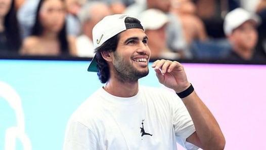 Carlos Alcaraz con gorra blanca partido tenis 24 de agosto de 2026