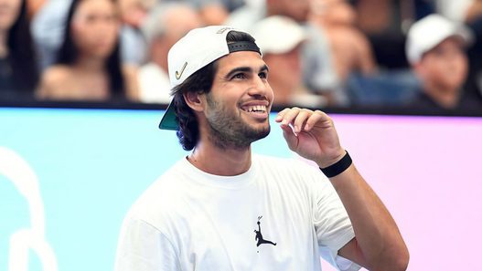 Carlos Alcaraz con gorra blanca partido tenis 24 de agosto de 2026