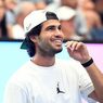 Carlos Alcaraz con gorra blanca partido tenis 24 de agosto de 2026