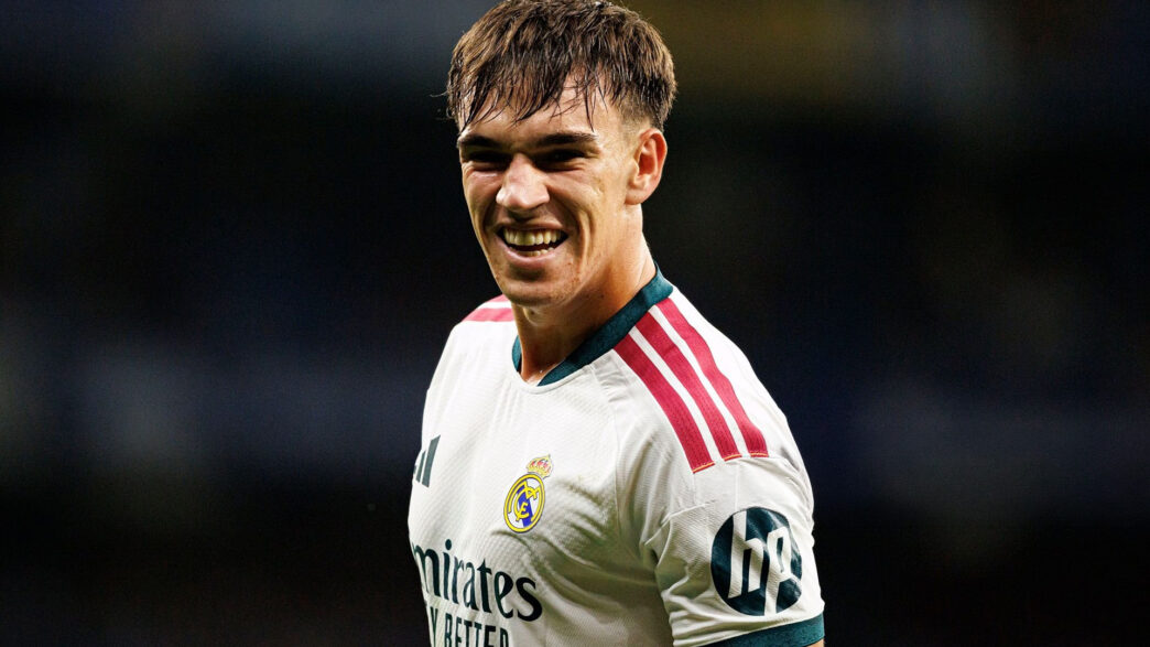 Carlos Espí sonríe con la camiseta del Real Madrid durante el partido ante el Espanyol en su debut en LaLiga 2026/2027