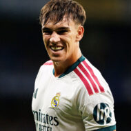 Así viste Carlos Espí: el héroe del Real Madrid que presume de marcas españolas Carlos Espí sonríe con la camiseta del Real Madrid durante el partido ante el Espanyol en su debut en LaLiga 2026/2027