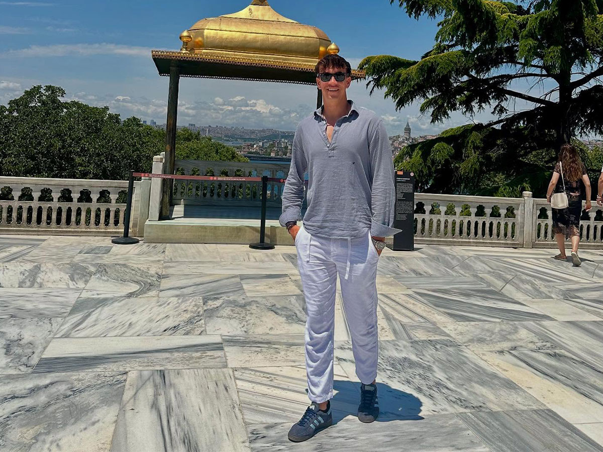 Carlos Espí con camisa azul de cuello polera, pantalón de lino blanco y zapatillas azul marino durante un viaje a Estambul