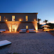 Así es el refugio elegido por Cristiano Ronaldo y Georgina antes de casarse: un castillo de 1715, 12.000 euros por noche y casi un kilómetro de costa Fachada Castell de Manresa de noche