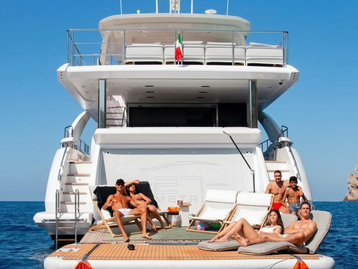 Cristiano Ronaldo y Georgina Rodríguez en su yate con amigos