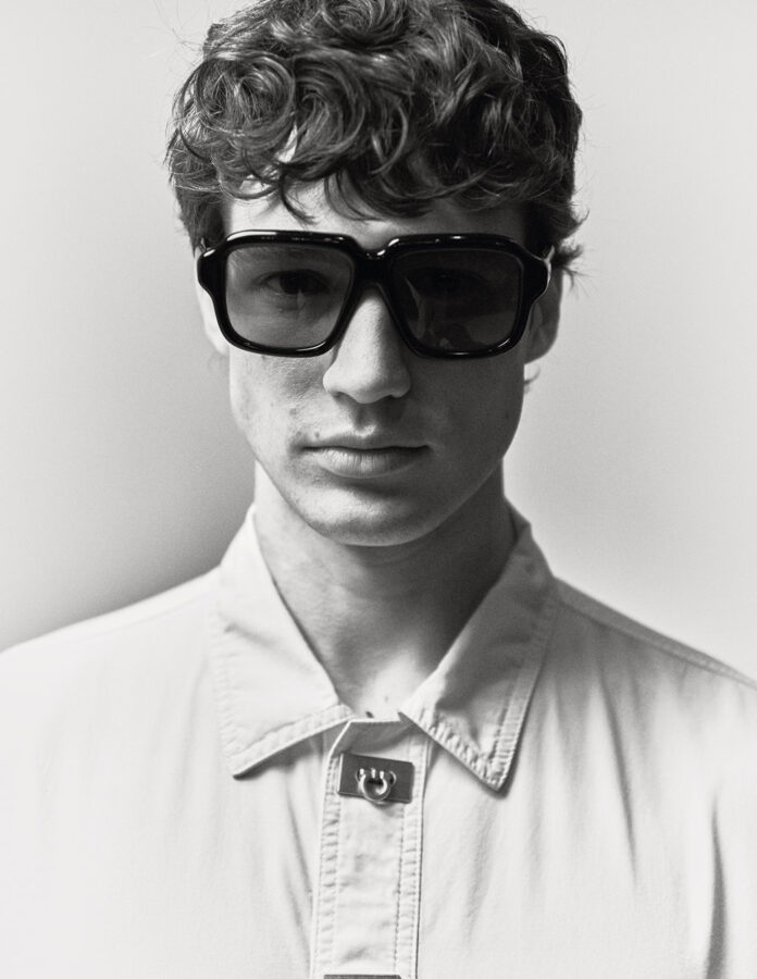 David Laporte posa con gafas de sol en un retrato en blanco y negro para Rísbel Magazine