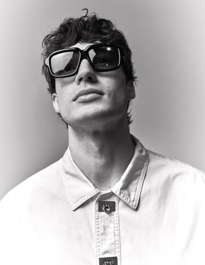 David Laporte con gafas oscuras en una fotografía editorial en blanco y negro