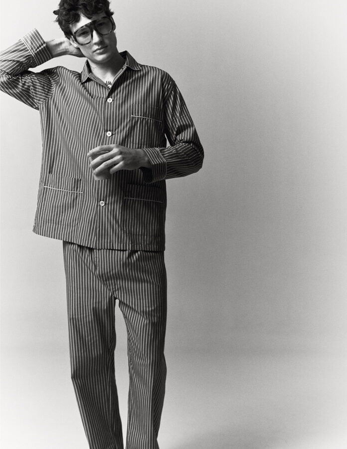 David Laporte con pijama de rayas y gafas en una sesión de moda para Rísbel Magazine