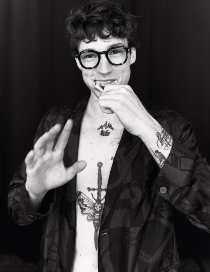 David Laporte muestra sus tatuajes en un retrato en blanco y negro para Rísbel Magazine