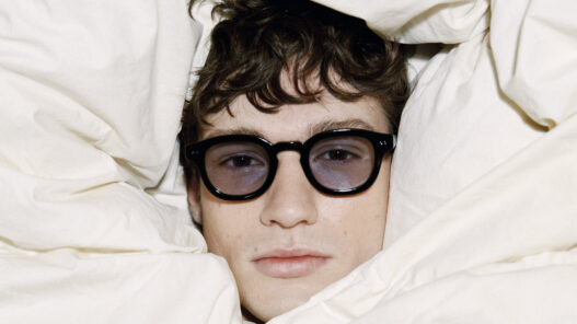 Primer plano de David Laporte con gafas negras durante una sesión editorial de Rísbel Magazine