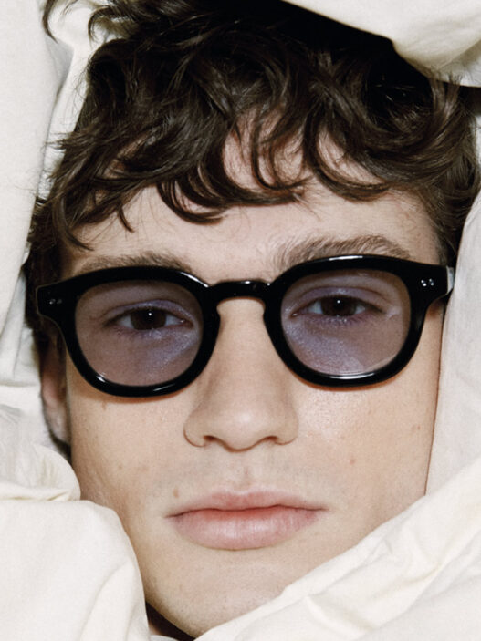 Primer plano de David Laporte con gafas negras durante una sesión editorial de Rísbel Magazine