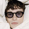 Primer plano de David Laporte con gafas negras durante una sesión editorial de Rísbel Magazine