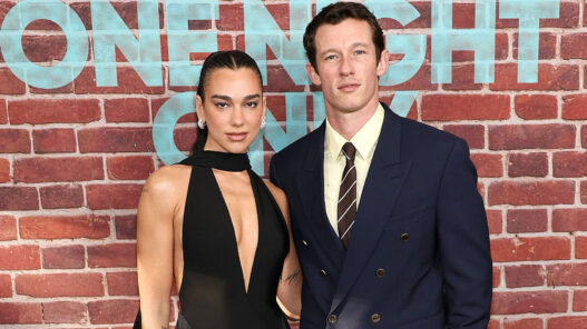 Dua Lipa y Callum Turner debutan en la alfombra roja como recién casados en el estreno de One Night Only en Nueva York