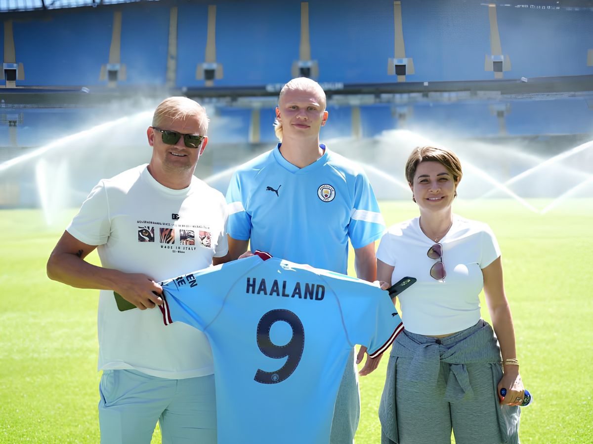 Erling Haaland con su familia en campo de fútbol