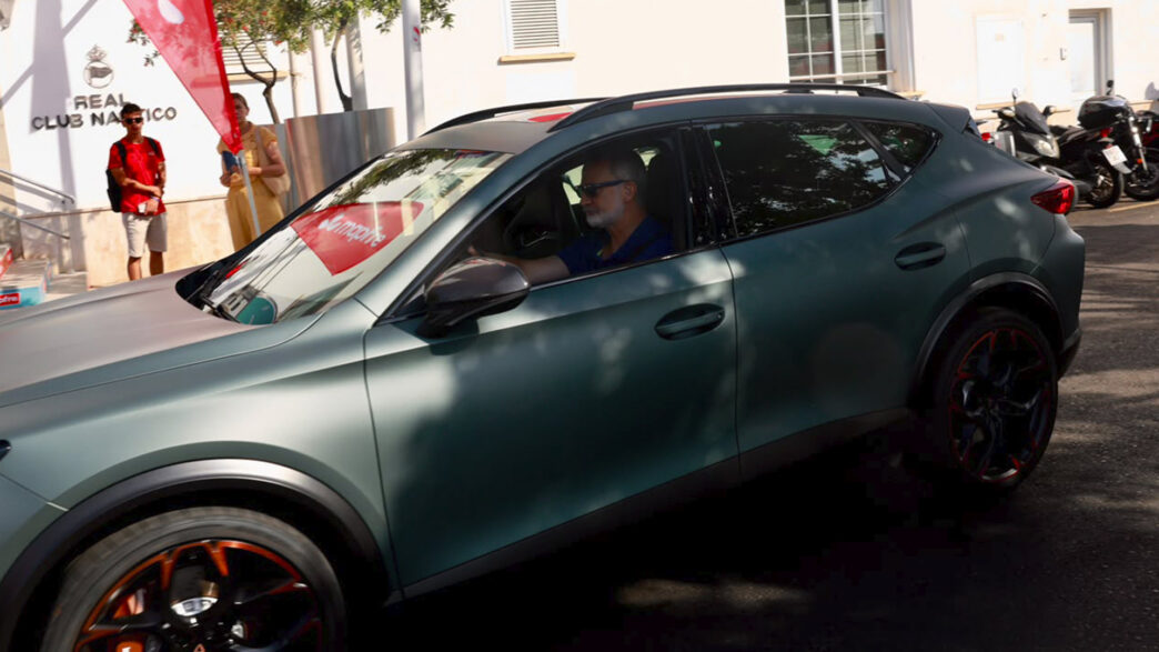 Felipe VI conduciendo Cupra Formento VZ5 en Mallorca