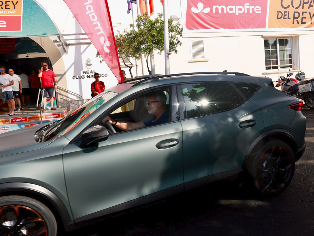 El rey Felipe VI conduciendo Cupra Formentor por Mallorca
