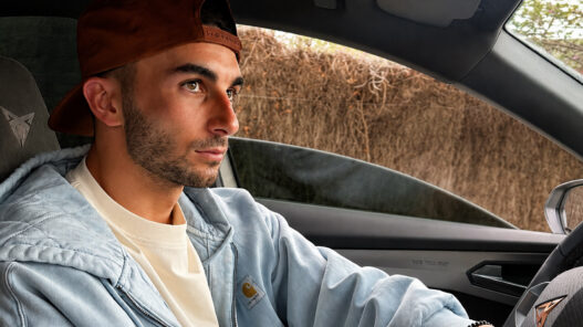 Ferran Torres conduciendo un Cupra