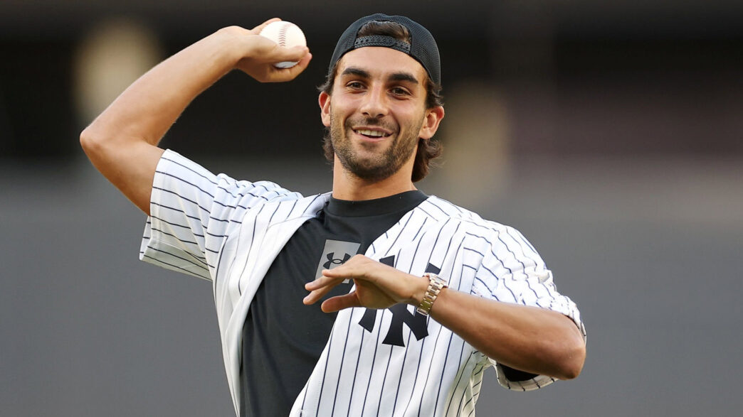 Ferran Torres realiza el lanzamiento ceremonial de apertura antes de la primera entrada del partido entre los Yankees de Nueva York