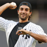 Ferran Torres explica por qué no entrena todos los días y cómo consigue mantener un buen físico: "Hay que trabajar un poco de todo" Ferran Torres realiza el lanzamiento ceremonial de apertura antes de la primera entrada del partido entre los Yankees de Nueva York